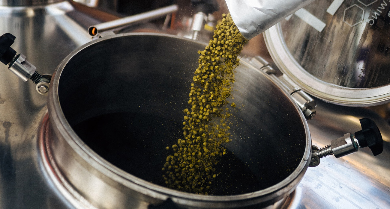 How to add hops when brewing beer with Tiantai beer brewing equipment?