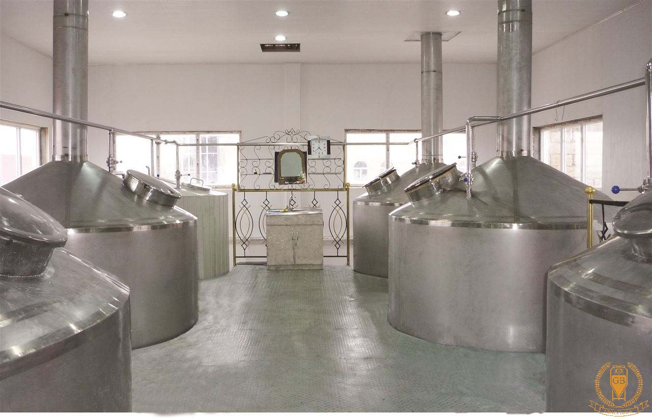 What are the structural characteristics of a whirlpool tun in big breweries?